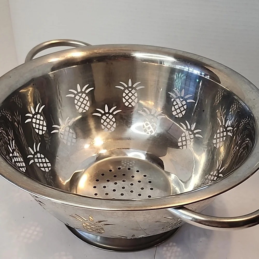 CHEFMATE ALUMINUM Pineapple COLLANDER with Pineapple SHAPED Cutouts